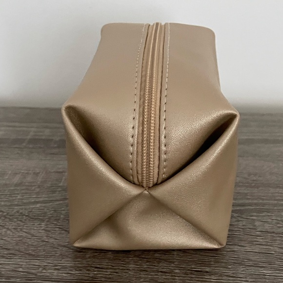 NWOT Bulgari zippered makeup bag - Picture 4 of 7